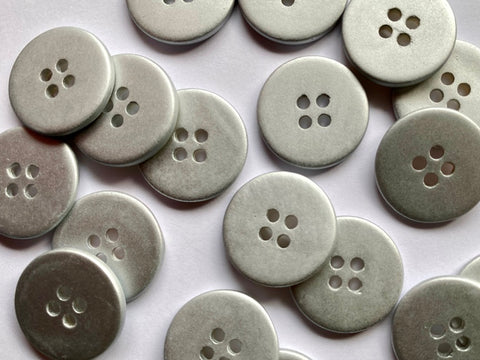 Metallic Silver/Pale Grey Shell 18mm